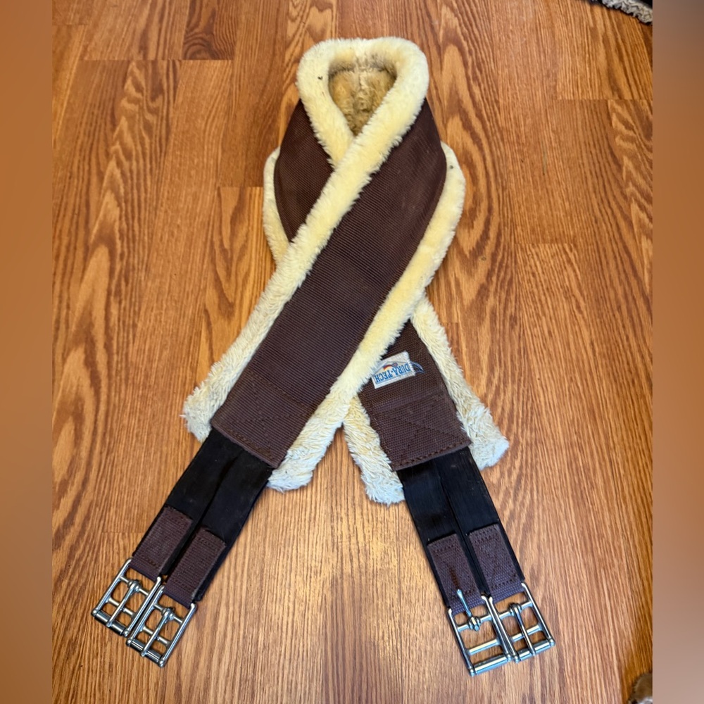 Sheepskin show girth brown 52”